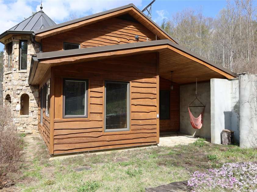 1422 Middle Fork Road, Hendersonville, NC 28792.  MLS# CAR4365669, YatesRealty ID 11541. 