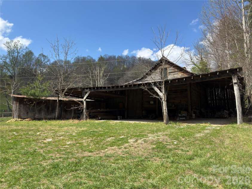 1422 Middle Fork Road, Hendersonville, NC 28792.  MLS# CAR4365669, YatesRealty ID 11541. 