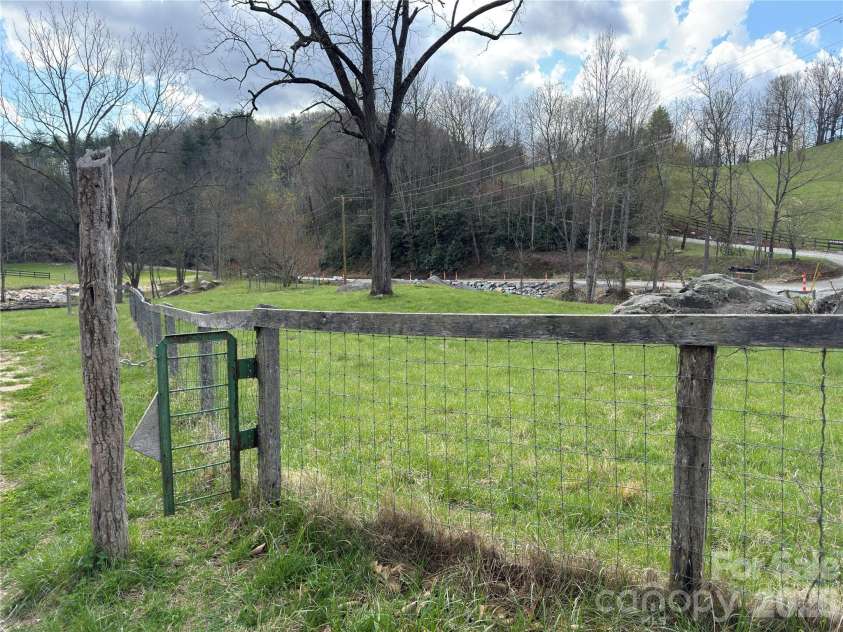 1422 Middle Fork Road, Hendersonville, NC 28792.  MLS# CAR4365669, YatesRealty ID 11541. 