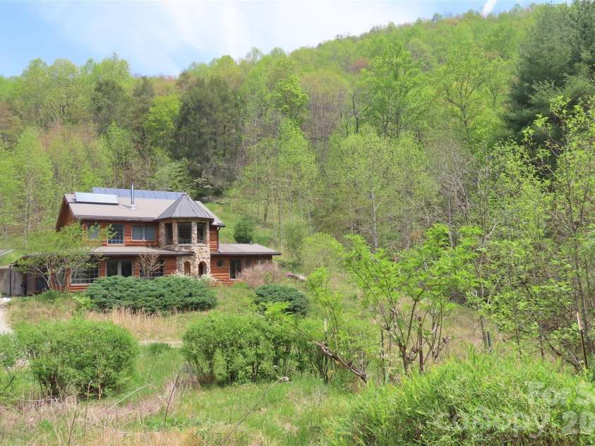 1422 Middle Fork Road, Hendersonville, NC 28792.  MLS# CAR4365669, YatesRealty ID 11541. 