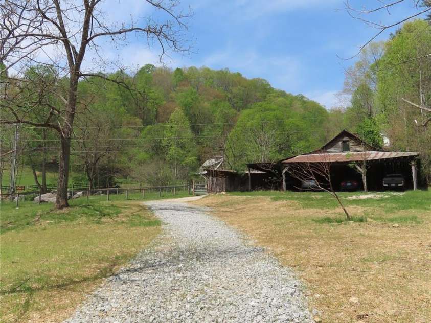 1422 Middle Fork Road, Hendersonville, NC 28792.  MLS# CAR4365669, YatesRealty ID 11541. 