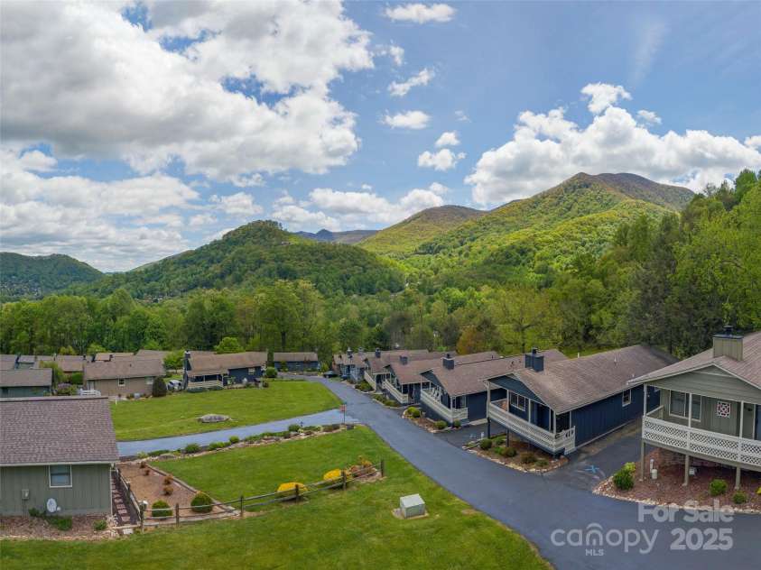 336 Stoney Ridge Loop, Maggie Valley, NC 28751.  MLS# CAR4256988, YatesRealty ID 11541. 