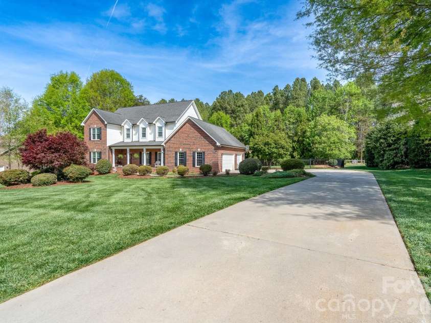 176 Spring Forest Drive, Statesville, NC 28625.  MLS# CAR4366615, YatesRealty ID 11543. 