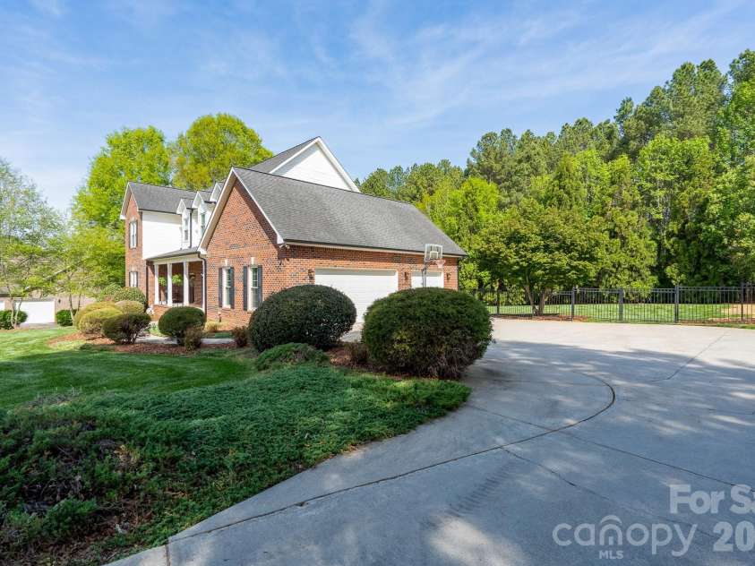 176 Spring Forest Drive, Statesville, NC 28625.  MLS# CAR4366615, YatesRealty ID 11543. 