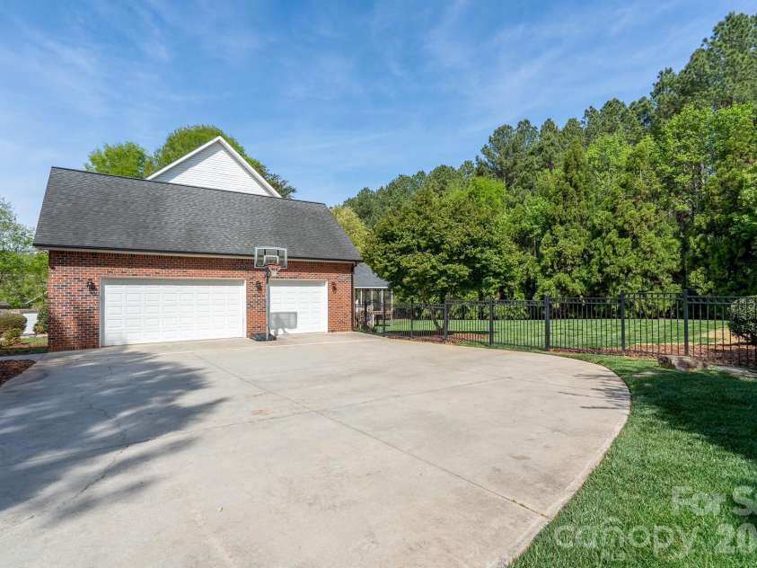 176 Spring Forest Drive, Statesville, NC 28625.  MLS# CAR4366615, YatesRealty ID 11543. 
