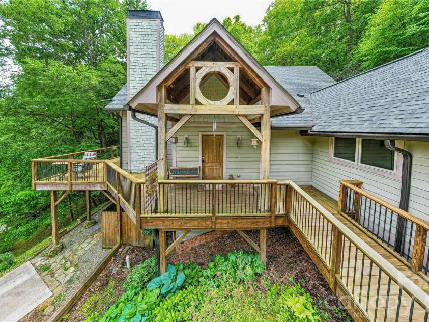 58 Great Aspen Way, Black Mountain, NC 28711.  MLS# CAR4366858, YatesRealty ID 11545. This lovely entrance makes a wonderful first impression to this beautiful home.