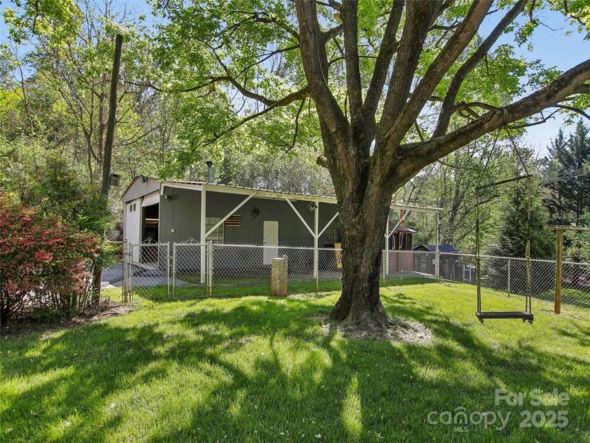 30 Griffin Lane, Candler, NC 28715.  MLS# CAR4253020, YatesRealty ID 11548. 