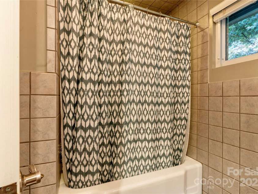 298 Town Mountain Road, Asheville, NC 28804.  MLS# CAR4256466, YatesRealty ID 11556. Tiled tub in the full bathroom