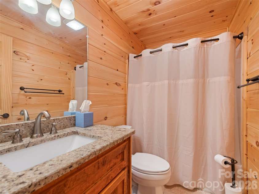 693 High Splendor Road, Robbinsville, NC 28771.  MLS# CAR4362499, YatesRealty ID 11558. Second Level Secondary Suite Bath