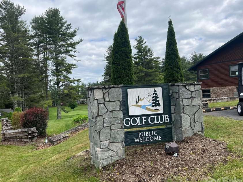 20 Lady Slipper Loop, Newland, NC 28657.  MLS# CAR4363646, YatesRealty ID 11564. 18 hole golf course with very affordable residence rates