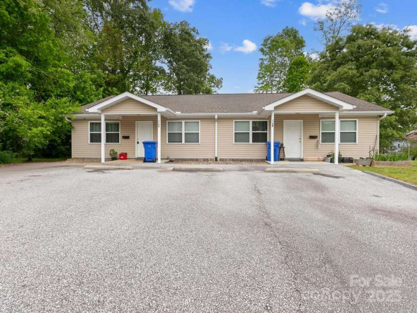 308 Whitted Street, Hendersonville, NC 28739.  MLS# CAR4257178, YatesRealty ID 11566. 