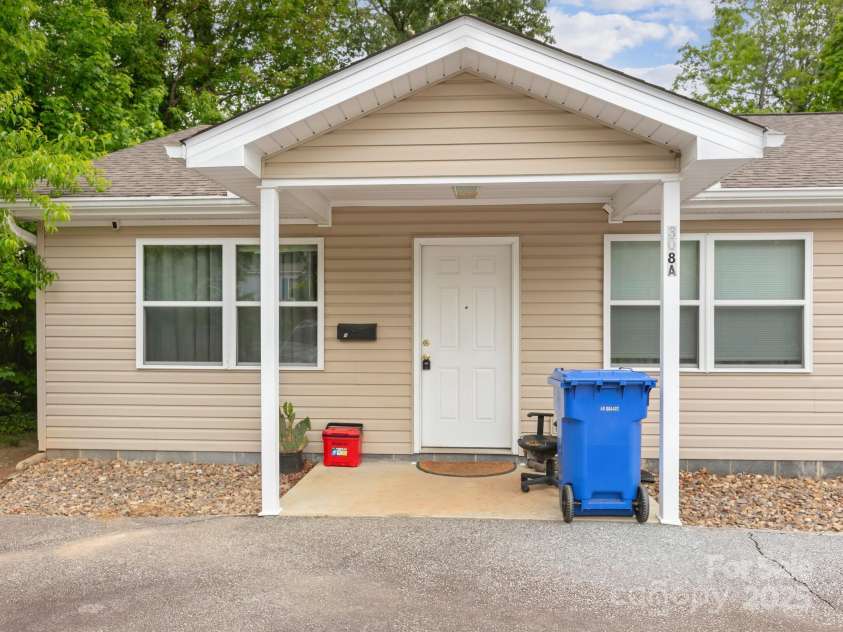 308 Whitted Street, Hendersonville, NC 28739.  MLS# CAR4257178, YatesRealty ID 11566. 