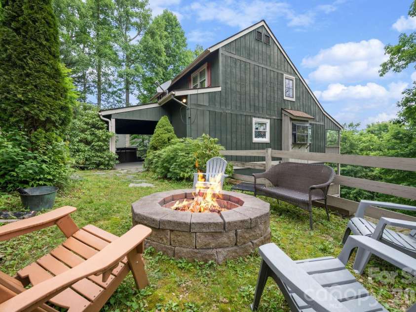 173 Chipmunk Lane, Blowing Rock, NC 28605.  MLS# CAR4363864, YatesRealty ID 11569. 