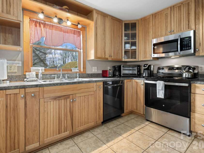 173 Chipmunk Lane, Blowing Rock, NC 28605.  MLS# CAR4363864, YatesRealty ID 11569. 