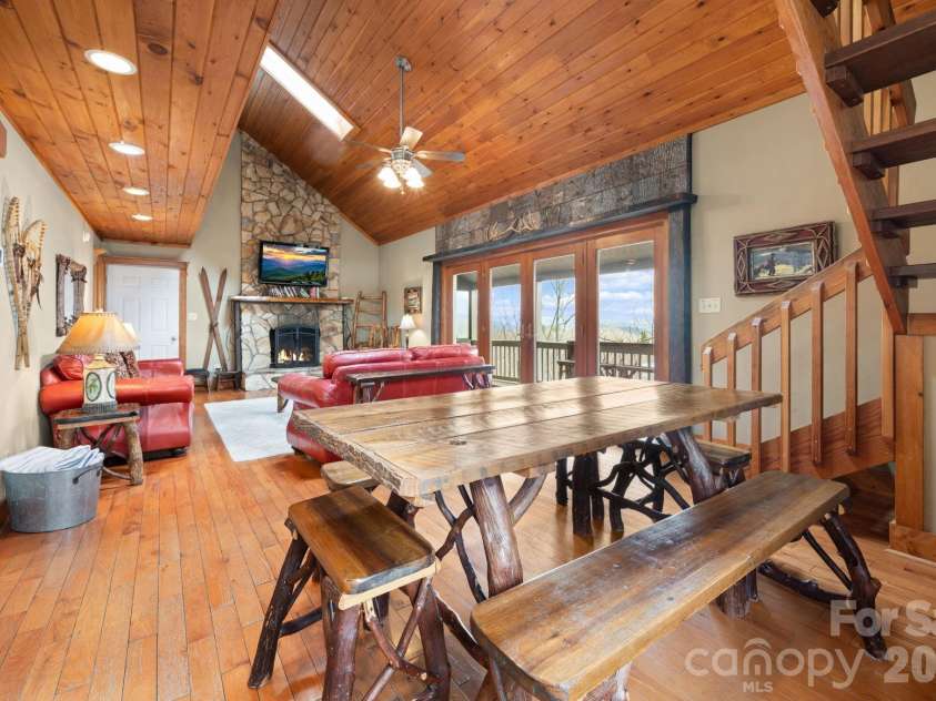 173 Chipmunk Lane, Blowing Rock, NC 28605.  MLS# CAR4363864, YatesRealty ID 11569. 