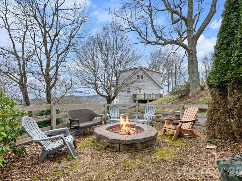 173 Chipmunk Lane, Blowing Rock, NC 28605.  MLS# CAR4363864, YatesRealty ID 11569. 