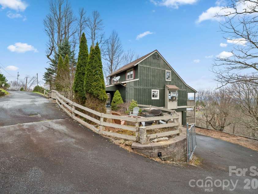173 Chipmunk Lane, Blowing Rock, NC 28605.  MLS# CAR4363864, YatesRealty ID 11569. 