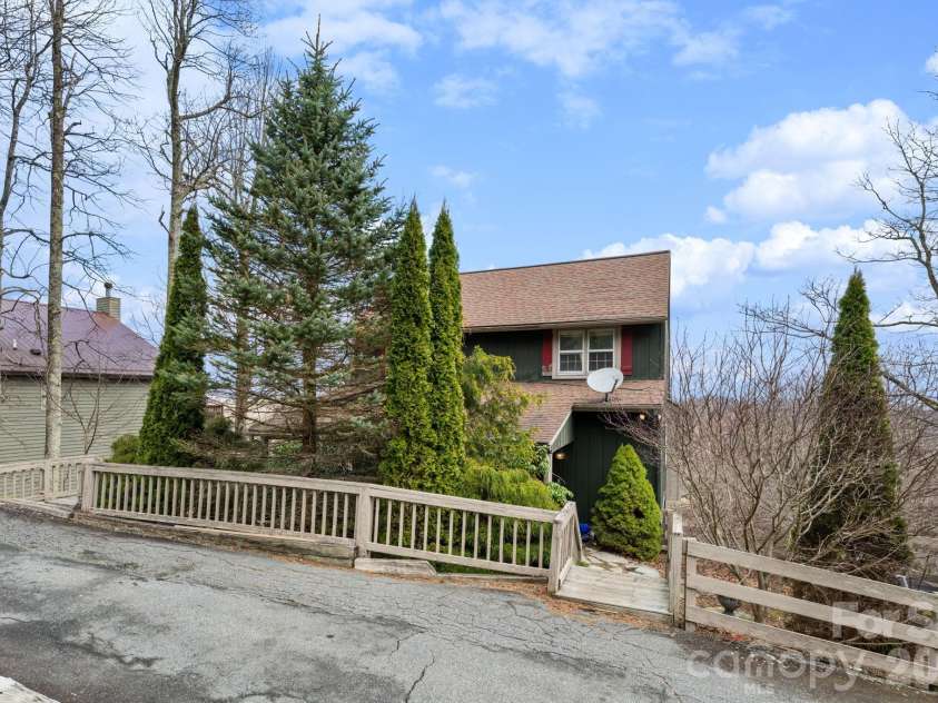 173 Chipmunk Lane, Blowing Rock, NC 28605.  MLS# CAR4363864, YatesRealty ID 11569. 