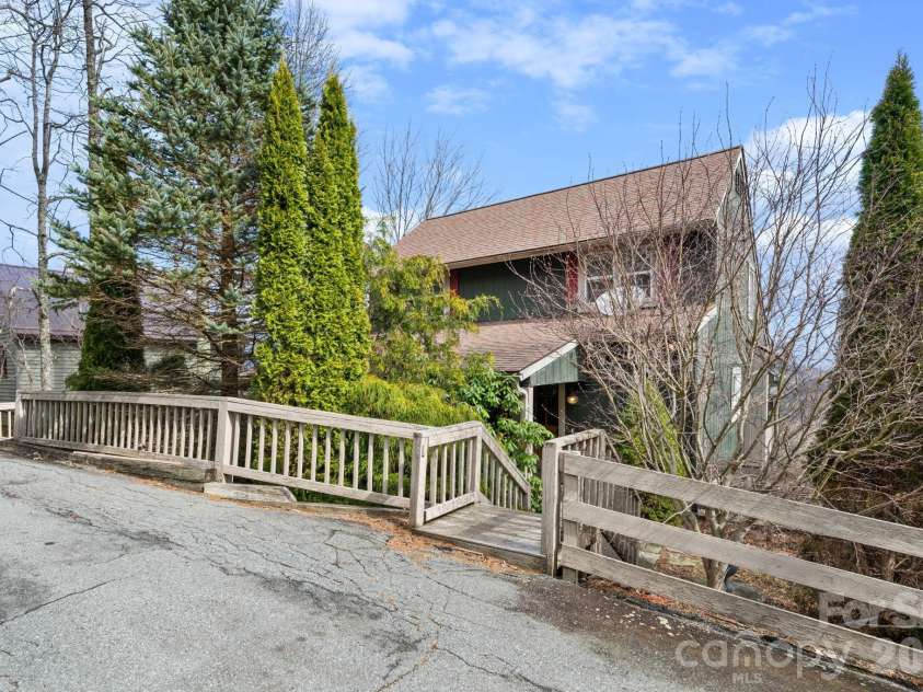 173 Chipmunk Lane, Blowing Rock, NC 28605.  MLS# CAR4363864, YatesRealty ID 11569. 
