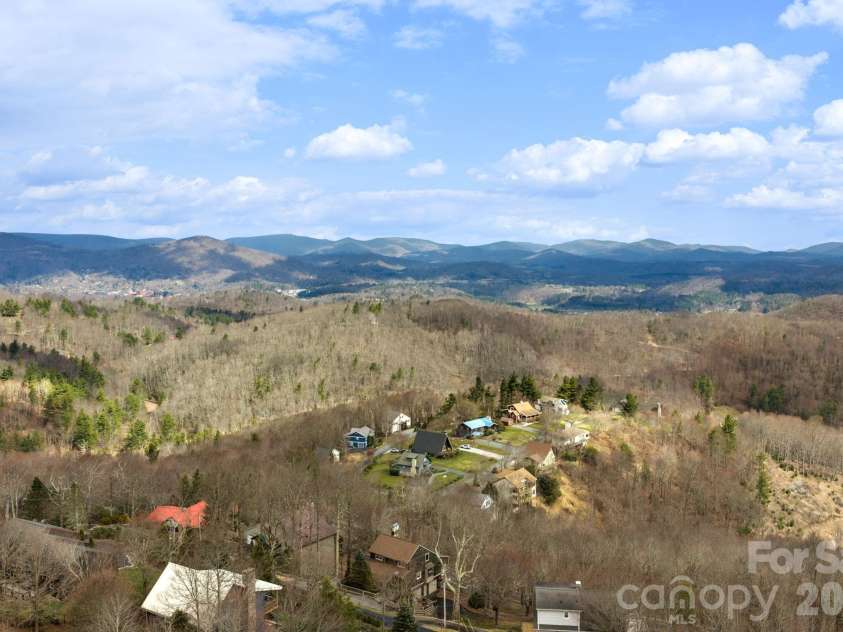 173 Chipmunk Lane, Blowing Rock, NC 28605.  MLS# CAR4363864, YatesRealty ID 11569. 