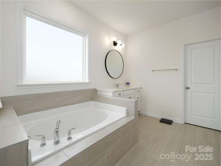 611 Yucatan Drive, Waxhaw, NC 28173.  MLS# CAR4224325, YatesRealty ID 11569. Primary Bathroom
