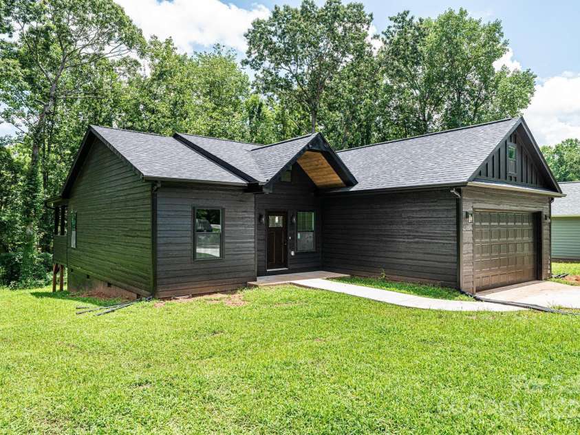 122 39th Avenue Court, Hickory, NC 28601.  MLS# CAR4282182, YatesRealty ID 11570. 