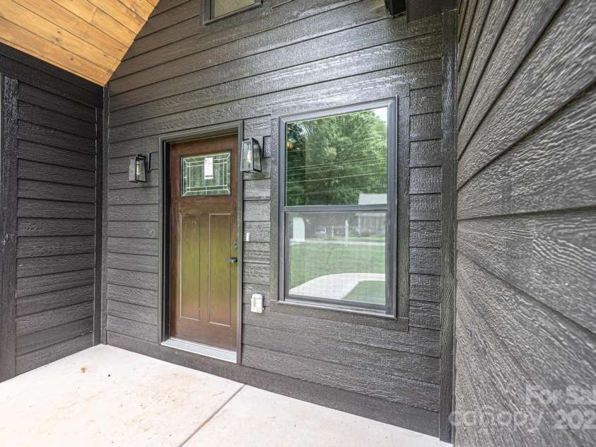 122 39th Avenue Court, Hickory, NC 28601.  MLS# CAR4282182, YatesRealty ID 11570. 