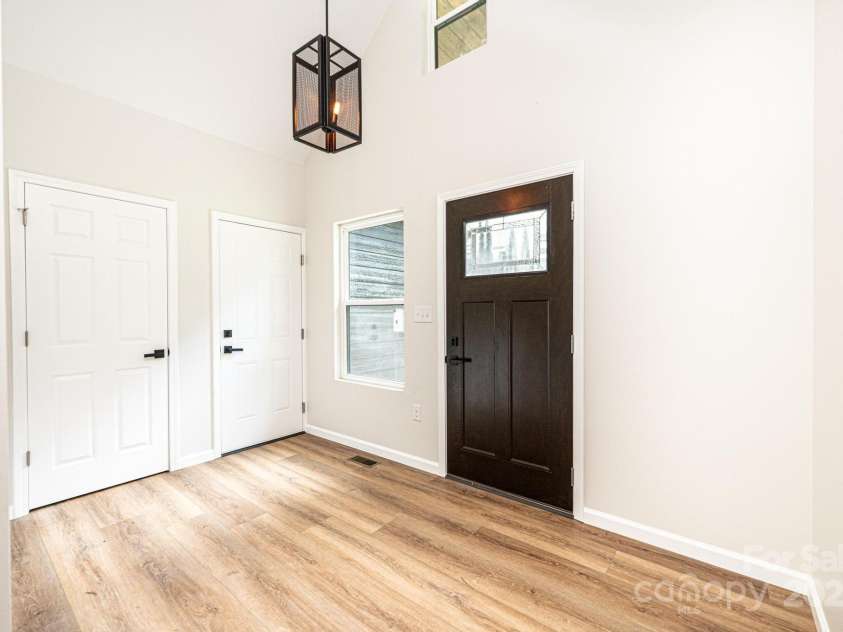 122 39th Avenue Court, Hickory, NC 28601.  MLS# CAR4282182, YatesRealty ID 11570. 