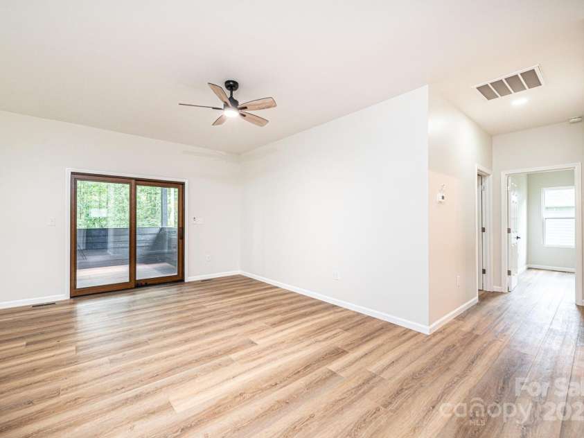 122 39th Avenue Court, Hickory, NC 28601.  MLS# CAR4282182, YatesRealty ID 11570. 