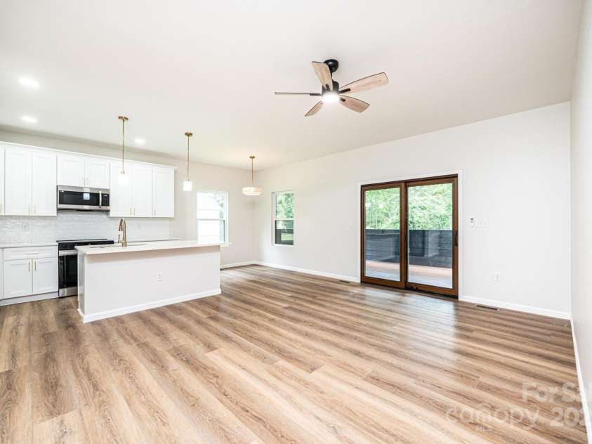 122 39th Avenue Court, Hickory, NC 28601.  MLS# CAR4282182, YatesRealty ID 11570. 