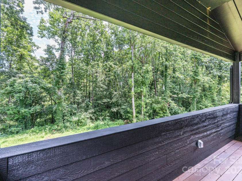 122 39th Avenue Court, Hickory, NC 28601.  MLS# CAR4282182, YatesRealty ID 11570. 