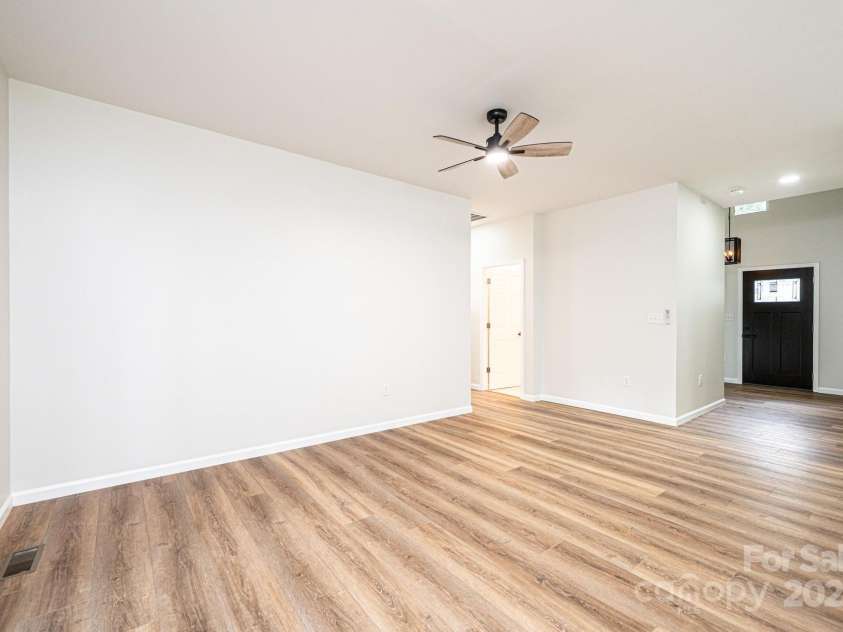 122 39th Avenue Court, Hickory, NC 28601.  MLS# CAR4282182, YatesRealty ID 11570. 