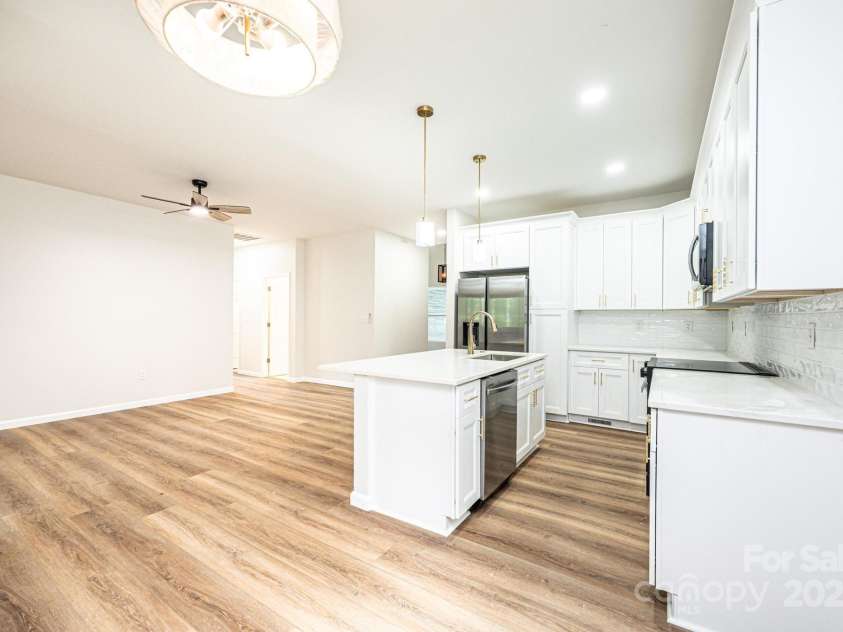 122 39th Avenue Court, Hickory, NC 28601.  MLS# CAR4282182, YatesRealty ID 11570. 