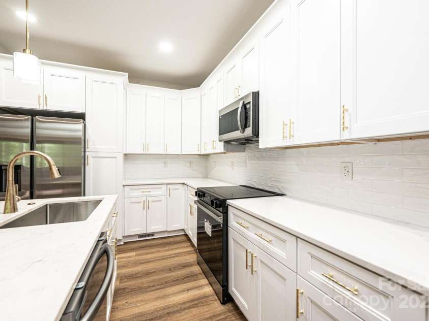 122 39th Avenue Court, Hickory, NC 28601.  MLS# CAR4282182, YatesRealty ID 11570. 