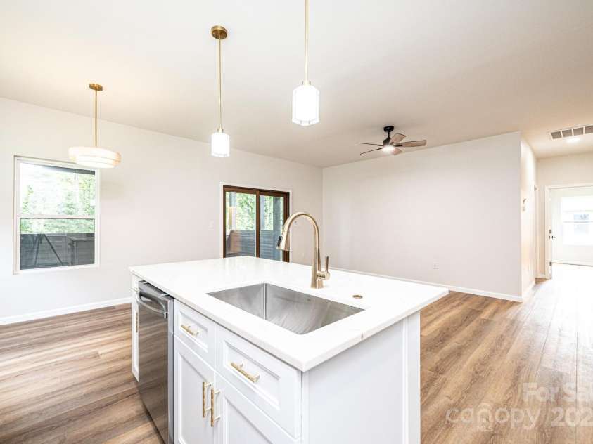 122 39th Avenue Court, Hickory, NC 28601.  MLS# CAR4282182, YatesRealty ID 11570. 