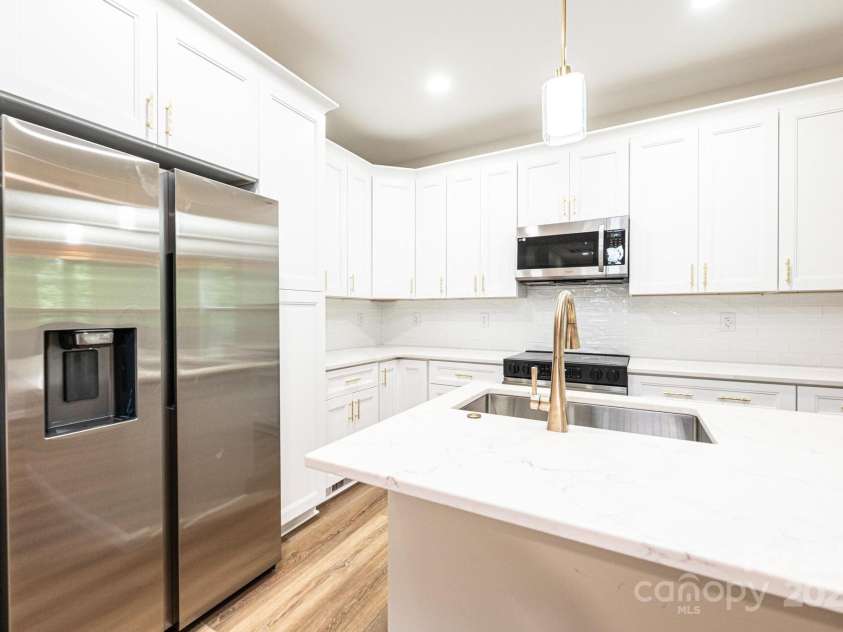 122 39th Avenue Court, Hickory, NC 28601.  MLS# CAR4282182, YatesRealty ID 11570. 