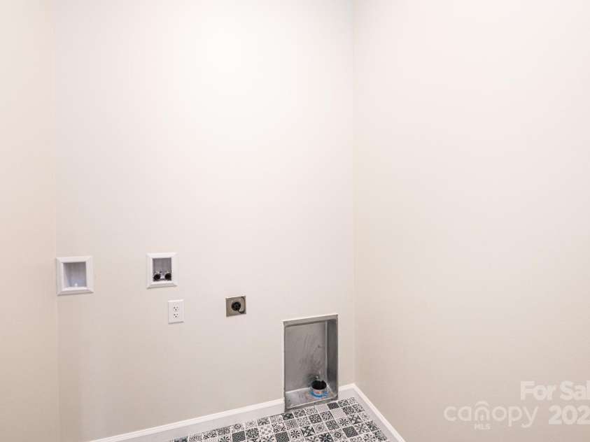 122 39th Avenue Court, Hickory, NC 28601.  MLS# CAR4282182, YatesRealty ID 11570. 