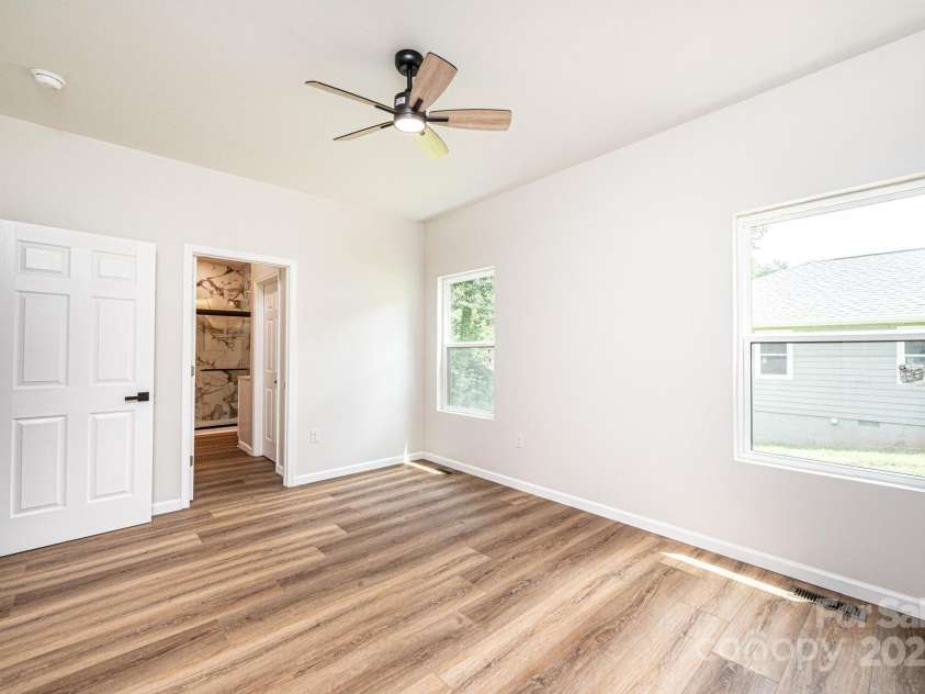 122 39th Avenue Court, Hickory, NC 28601.  MLS# CAR4282182, YatesRealty ID 11570. 