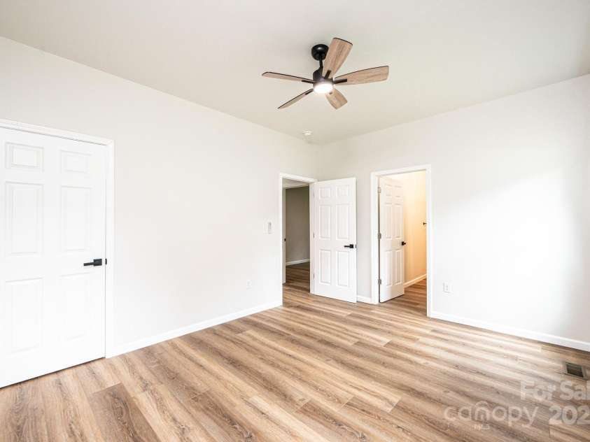 122 39th Avenue Court, Hickory, NC 28601.  MLS# CAR4282182, YatesRealty ID 11570. 