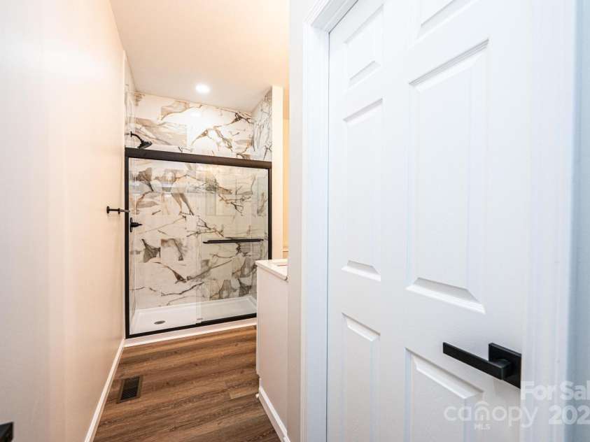 122 39th Avenue Court, Hickory, NC 28601.  MLS# CAR4282182, YatesRealty ID 11570. 