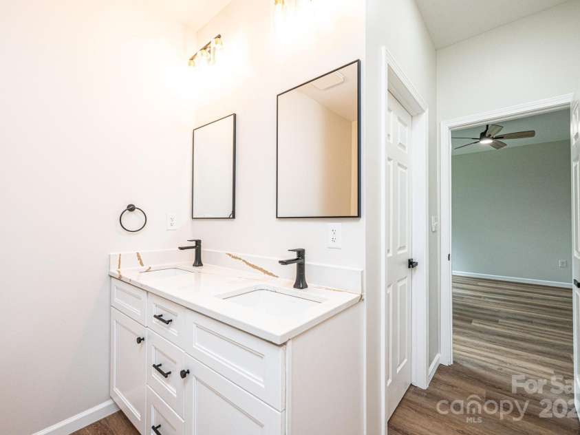 122 39th Avenue Court, Hickory, NC 28601.  MLS# CAR4282182, YatesRealty ID 11570. 