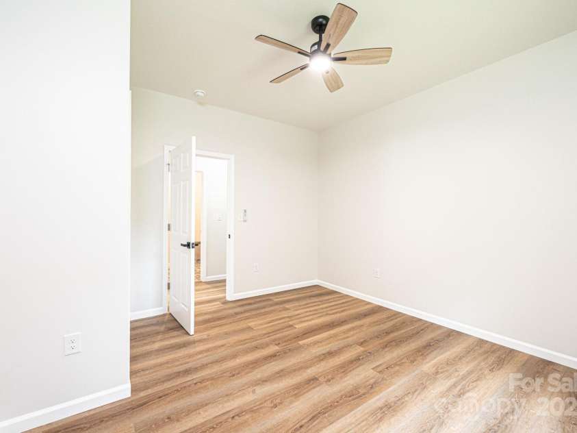 122 39th Avenue Court, Hickory, NC 28601.  MLS# CAR4282182, YatesRealty ID 11570. 