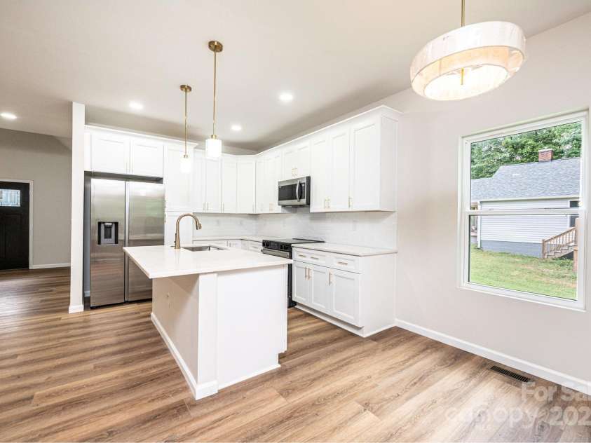 122 39th Avenue Court, Hickory, NC 28601.  MLS# CAR4282182, YatesRealty ID 11570. 