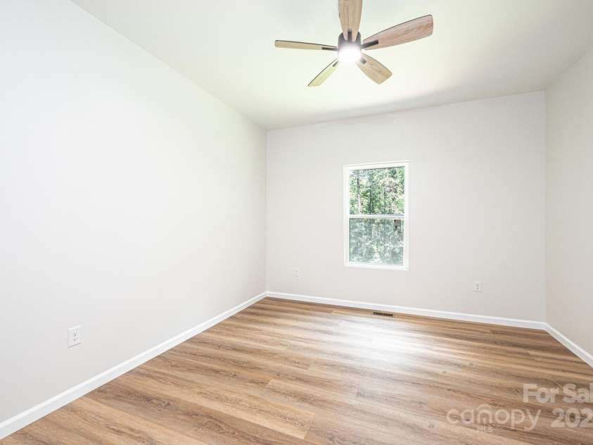 122 39th Avenue Court, Hickory, NC 28601.  MLS# CAR4282182, YatesRealty ID 11570. 