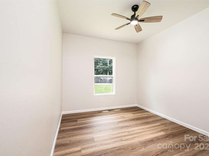 122 39th Avenue Court, Hickory, NC 28601.  MLS# CAR4282182, YatesRealty ID 11570. 