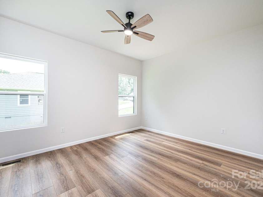 122 39th Avenue Court, Hickory, NC 28601.  MLS# CAR4282182, YatesRealty ID 11570. 