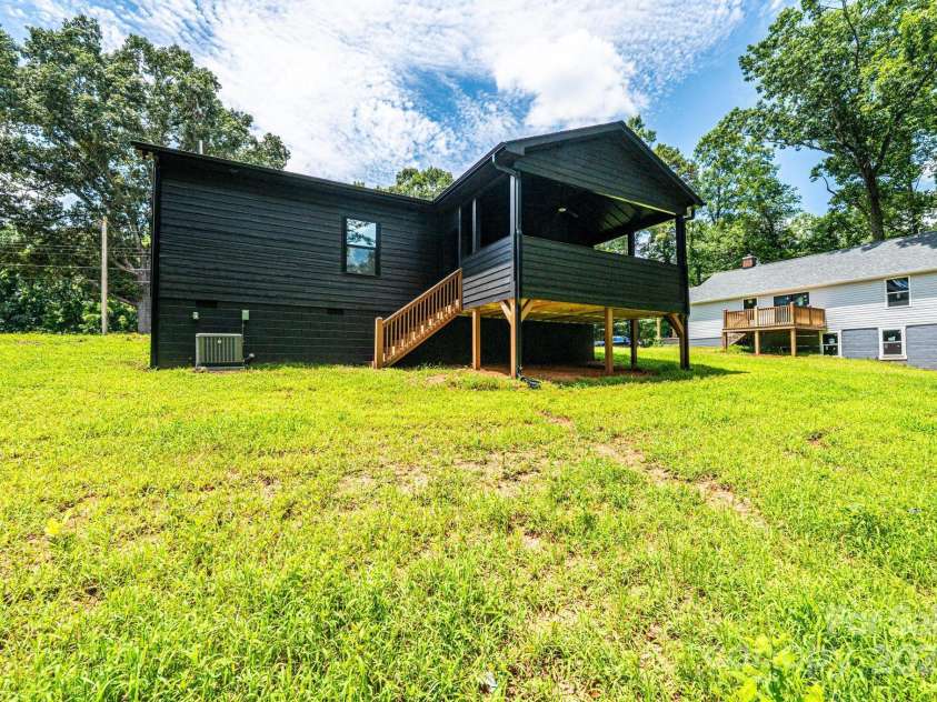 122 39th Avenue Court, Hickory, NC 28601.  MLS# CAR4282182, YatesRealty ID 11570. 