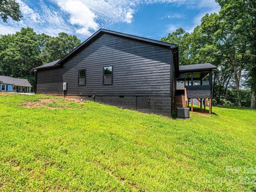 122 39th Avenue Court, Hickory, NC 28601.  MLS# CAR4282182, YatesRealty ID 11570. 