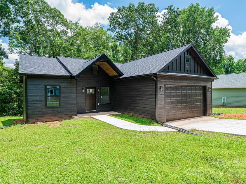 122 39th Avenue Court, Hickory, NC 28601.  MLS# CAR4282182, YatesRealty ID 11570. 