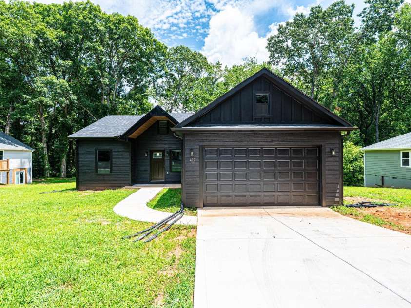 122 39th Avenue Court, Hickory, NC 28601.  MLS# CAR4282182, YatesRealty ID 11570. 